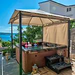 Apartment Malerisches Nur 150 Meter Zum Mit Jacuzzi, Pool, Meerblick, Billard Dramalj